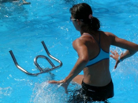 Sportif qui pratique des exercices sur un aquabike pour la musculation sans utiliser ses mains