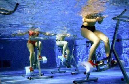 L'aquabike est un sport d'aquafitness grâce à un programme d'entrainement