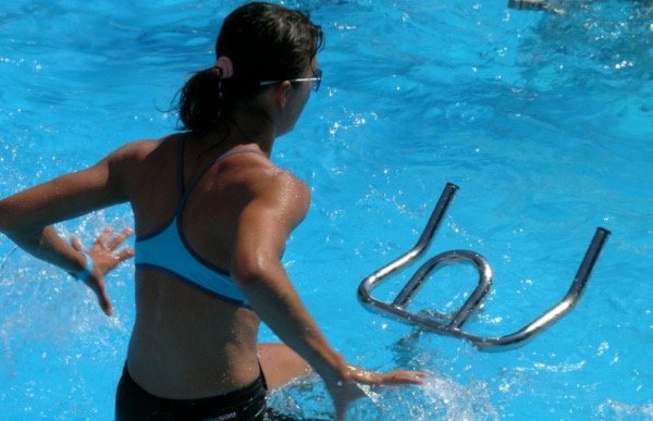 L'aquabiking est un sport d'aquafitness dans une piscine